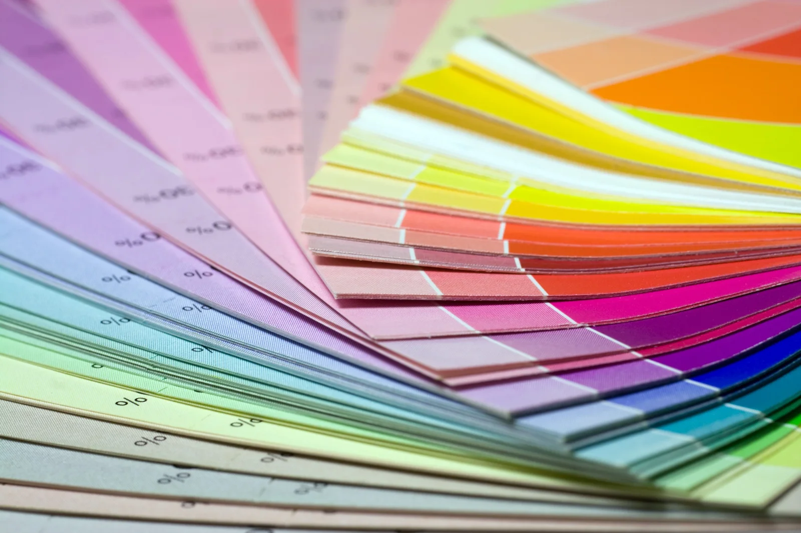 CMYK, RGB i Pantone. Czym się różnią i kiedy ich używać?